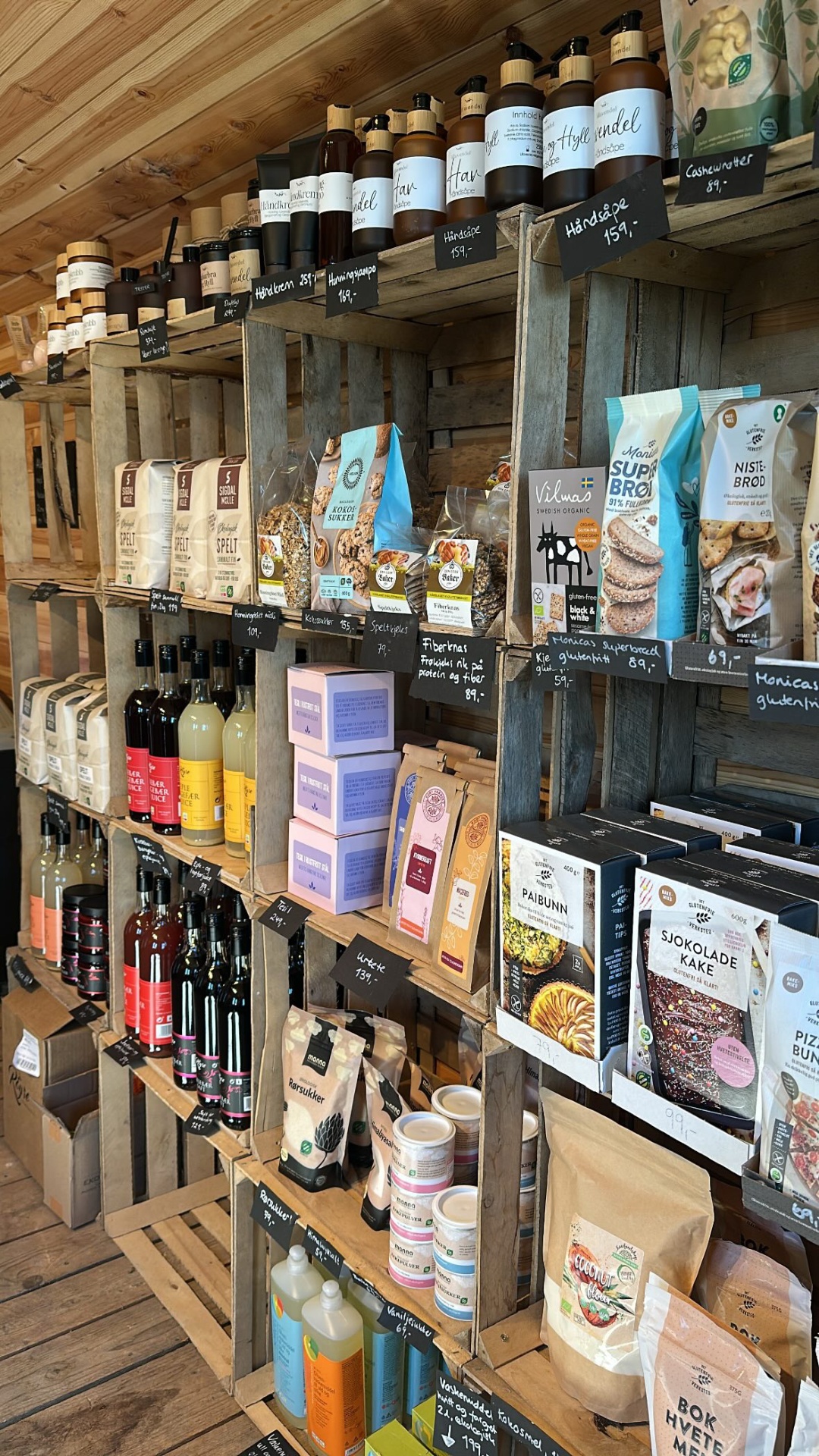 Hyller i gårdsbutikken